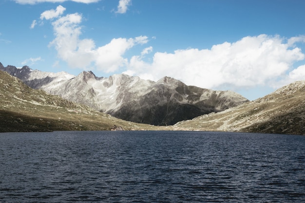 Vista panoramica dei laghi Marjelen, scena in montagna, percorso del grande ghiacciaio dell'Aletsch nel parco nazionale Svizzera, Europa. Paesaggio estivo, tempo soleggiato, cielo azzurro e giornata di sole