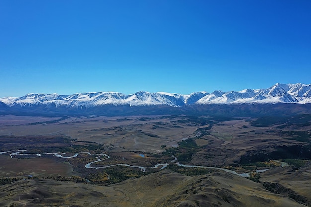 Vista panoramica dei monti Altai dal drone, vista della natura collinare del paesaggio russia