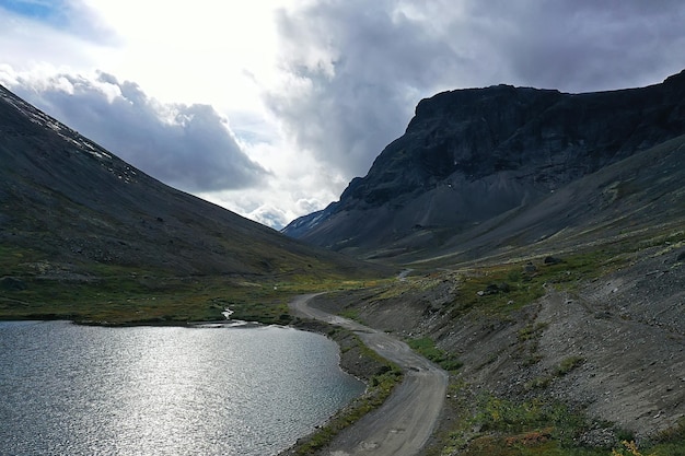 Vista panoramica dei monti Altai dal drone, vista della natura collinare del paesaggio russia