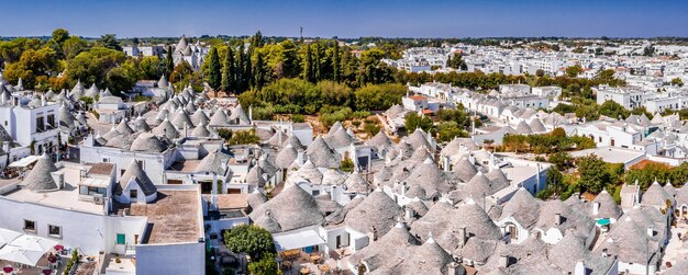 Vista panoramica dei tradizionali trulli ad Arbelobello, provincia di Bari, regione Puglia, Italy