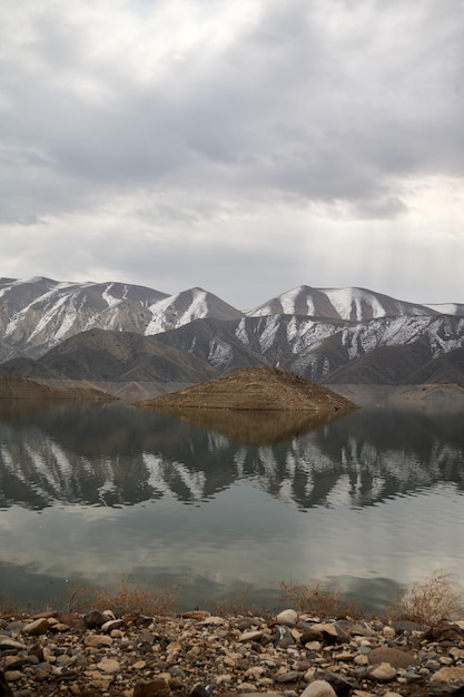 Vista panoramica del bacino idrico di Azat in Armenia con il riflesso della catena montuosa