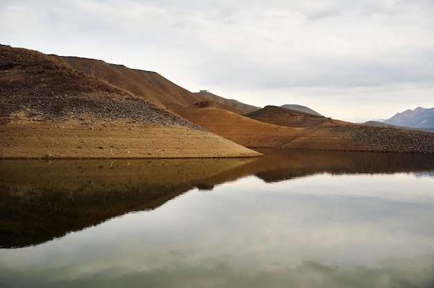 Vista panoramica del bacino idrico di Azat in Armenia con il riflesso di piccole colline