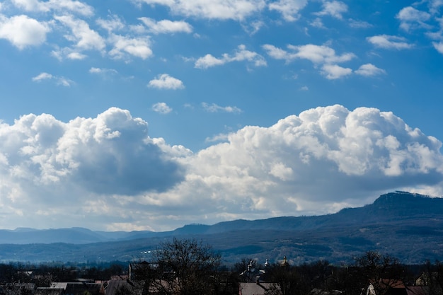 Vista panoramica del bel cielo sulle colline della valle