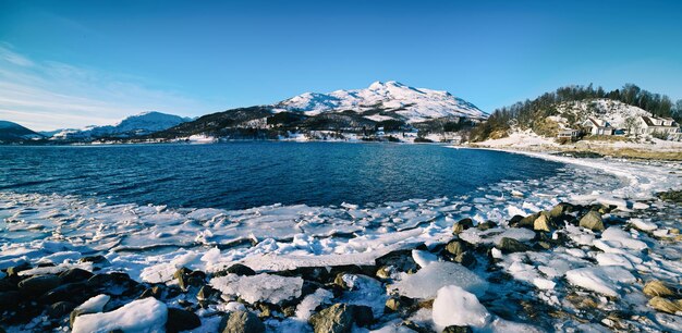 Vista panoramica del bellissimo lago invernale con montagne innevate alle Isole Lofoten nel nord della Norvegia