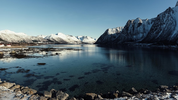 Vista panoramica del bellissimo lago invernale con montagne innevate alle Isole Lofoten nel nord della Norvegia