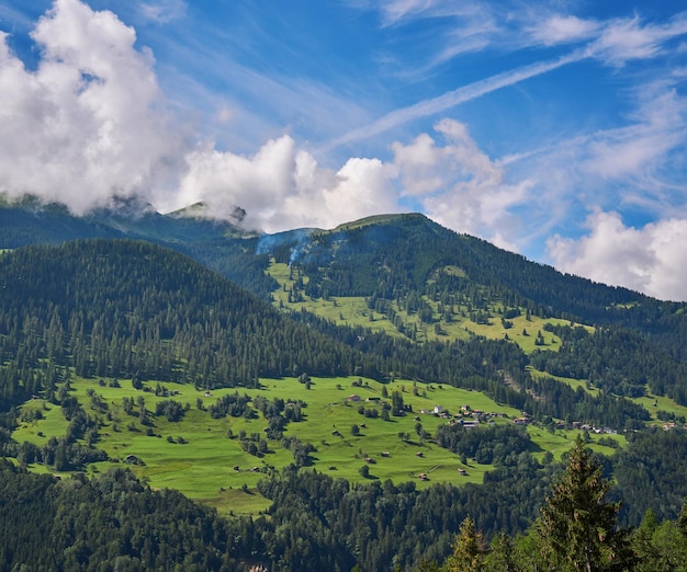 Vista panoramica del bellissimo paesaggio delle Alpi svizzere