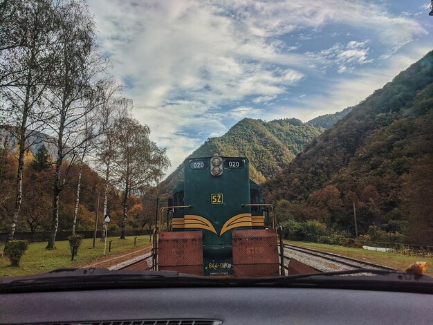 Vista panoramica del bellissimo paesaggio nebbioso di montagna, fattoria alpina. Lago di Bohinj, Slovenia. Stagione autunnale