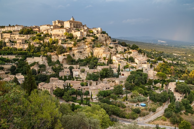 Vista panoramica del borgo medievale collinare di Gordes in Provenza France