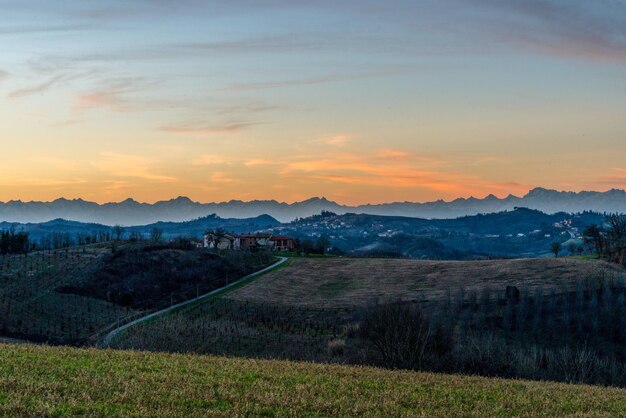 Vista panoramica del campo contro il cielo durante il tramonto