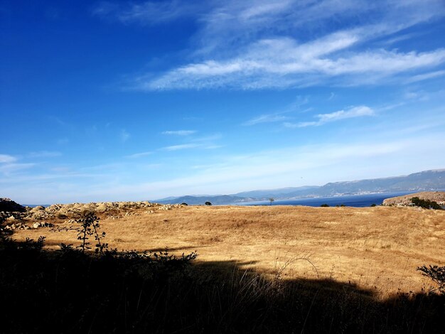 Vista panoramica del campo contro il cielo.