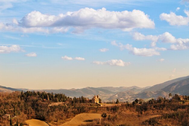 Vista panoramica del campo contro il cielo