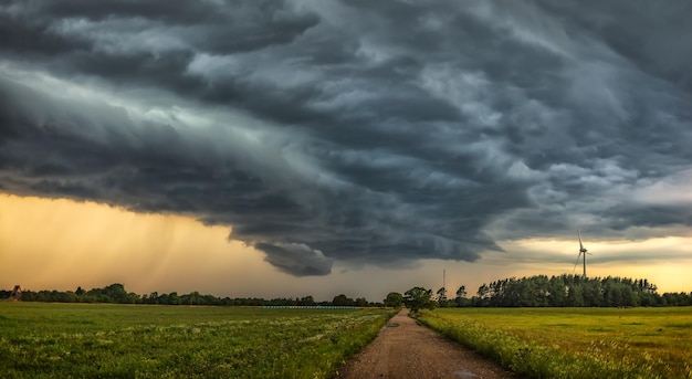 Vista panoramica del campo contro un cielo nuvoloso