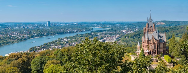 vista panoramica del castello di Drachenburg a bonn in germania. ideale per layout di siti web e riviste