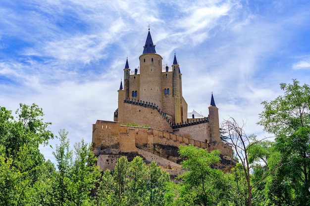 Vista panoramica del castello medievale Alcazar de Segovia che si erge maestoso verso il cielo