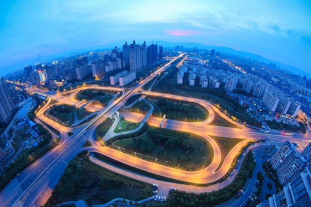 Vista panoramica del cavalcavia dell'autostrada al tramonto nella città moderna