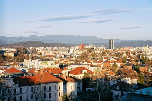 Vista panoramica del centro città di Lubiana e delle montagne della Slovenia.