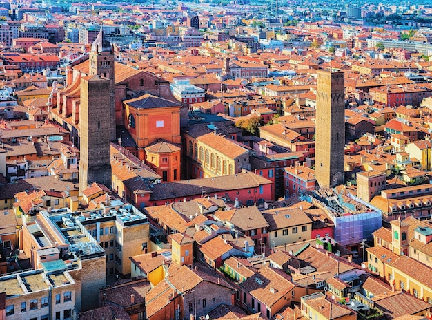 Vista panoramica del centro storico di Bologna con la Cattedrale di San Pietro, Emilia-Romagna, Italia
