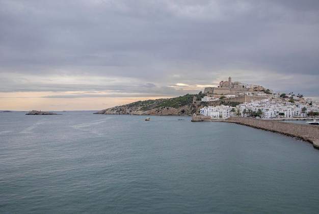 Vista panoramica del centro storico di Ibiza con la sua cattedrale