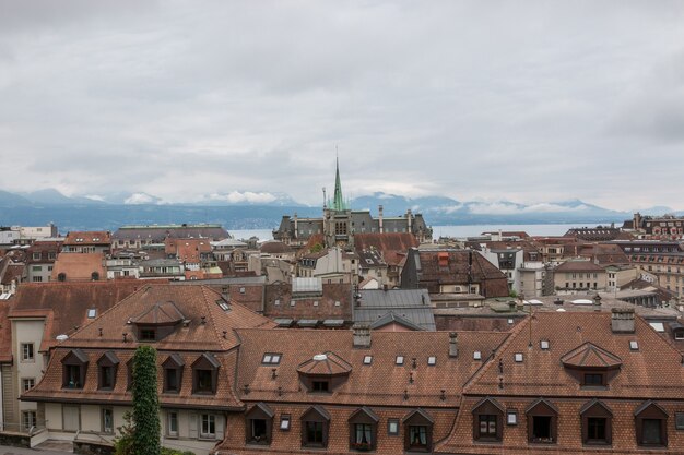 Vista panoramica del centro storico di Losanna, Svizzera, Europa. Paesaggio estivo, tempo soleggiato, cielo azzurro drammatico e giornata di sole