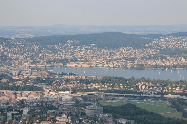 Vista panoramica del centro storico di Zurigo con il lago, cantone di Zurigo, Svizzera. Paesaggio estivo, tempo soleggiato, cielo azzurro e giornata di sole