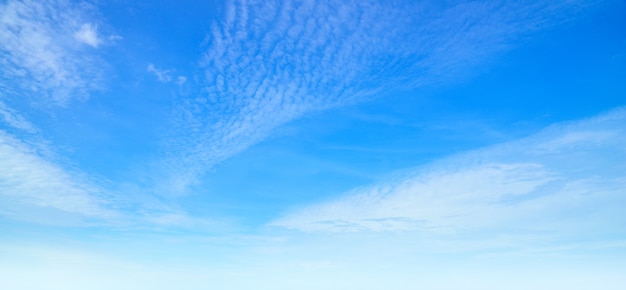 Vista panoramica del cielo azzurro con nuvole morbide.