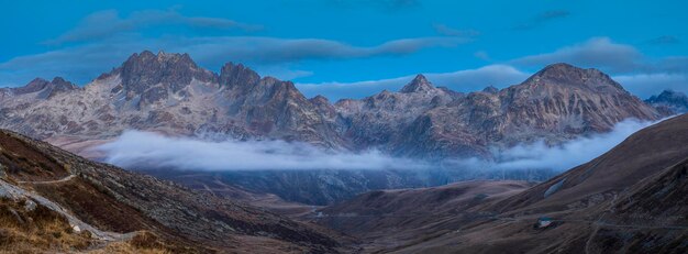 Vista panoramica del Col du Glandon Aiguilles Argentiere all'alba tra Isere Savoie Francia