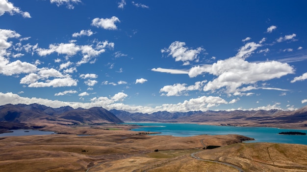 Vista panoramica del colorato Lago Tekapo