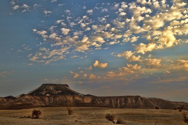 Vista panoramica del deserto contro il cielo durante il tramonto