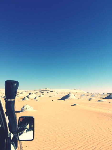 Vista panoramica del deserto contro un cielo blu limpido durante l'inverno