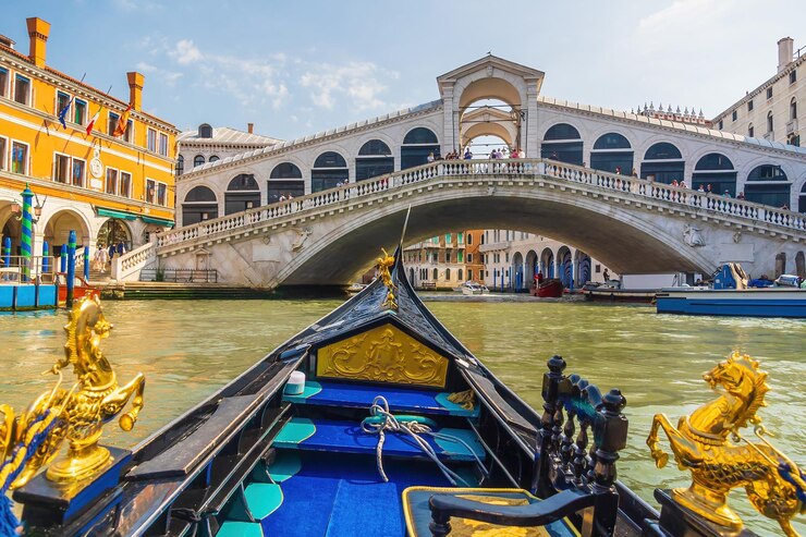 Foto vista panoramica del famoso canal grande con il famoso ponte di rialto al tramonto a venezia