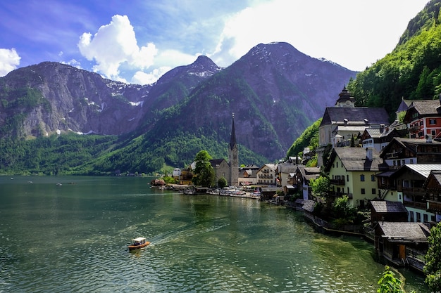 Vista panoramica del famoso villaggio di montagna di Hallstatt con il lago Hallstatter