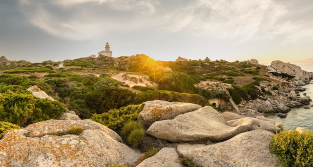 Vista panoramica del faro di Capo Testa al tramonto, Sardegna.