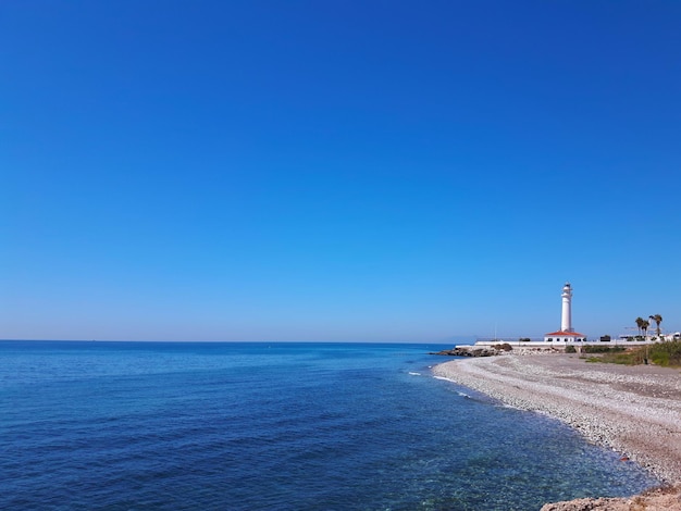 Vista panoramica del faro di torrox con il mar mediterraneo sullo sfondo