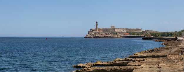 Vista panoramica del faro nella città di L'Avana Vecchia, capitale di Cuba