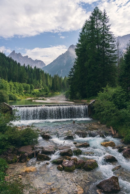 Vista panoramica del fiume che scorre nella foresta contro il cielo