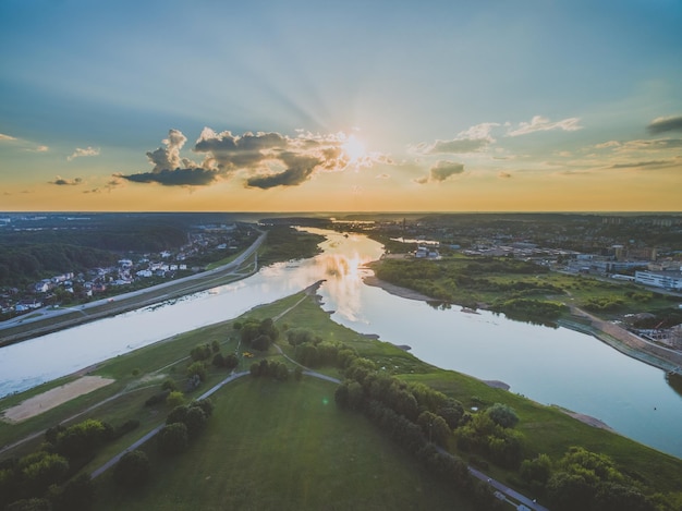 Vista panoramica del fiume contro il cielo durante il tramonto in città