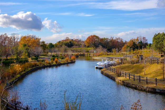 Vista panoramica del fiume contro il cielo durante l'autunno