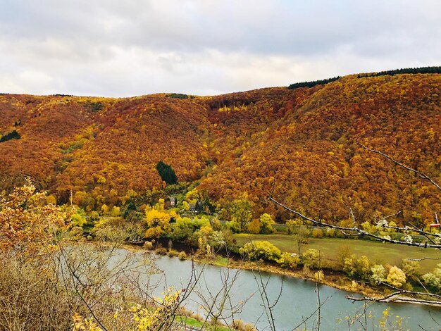 Vista panoramica del fiume contro il cielo durante l'autunno