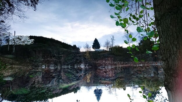 Vista panoramica del fiume contro il cielo