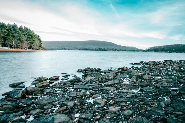 Vista panoramica del fiume contro il cielo