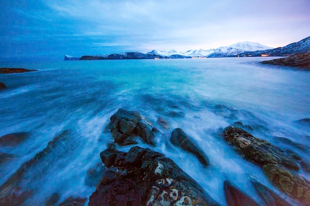 Vista panoramica del fiume contro un cielo nuvoloso blu