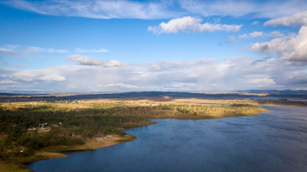 Vista panoramica del fiume contro un cielo nuvoloso