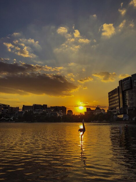 Vista panoramica del fiume da edifici contro il cielo durante il tramonto