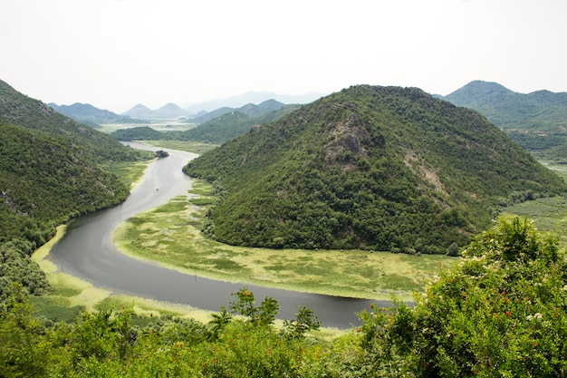 Vista panoramica del fiume e delle montagne il giorno d'estate. montenegrino.