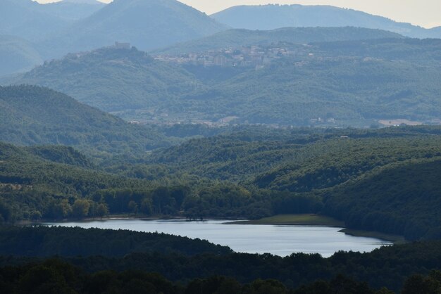 Vista panoramica del fiume e delle montagne