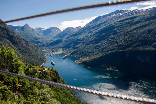 Vista panoramica del fiume in mezzo alle montagne contro il cielo