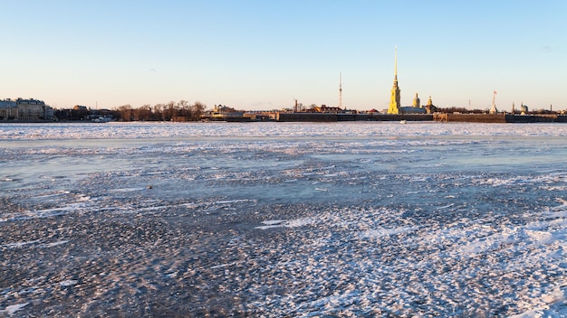 Vista panoramica del fiume Neva ghiacciato e della fortezza