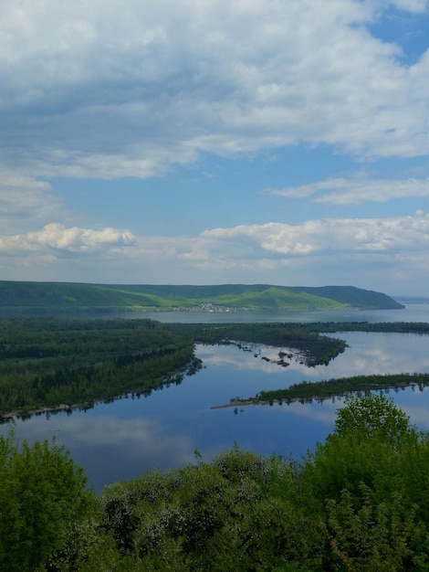 Vista panoramica del fiume Volga contro un cielo nuvoloso