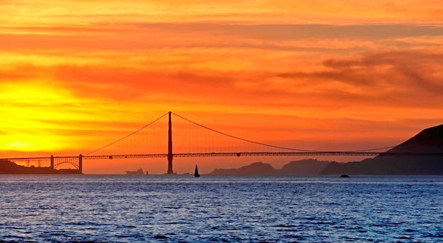 Vista panoramica del Golden Gate Bridge di San Francisco in California al tramonto vibrante