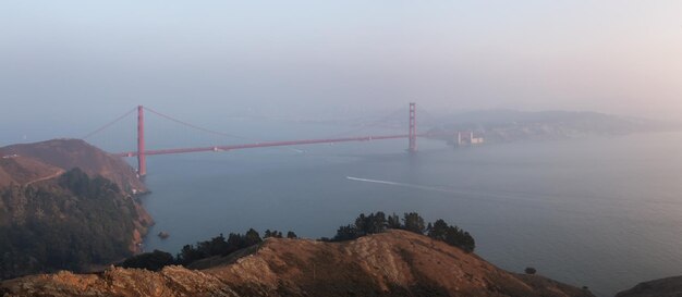 Vista panoramica del Golden Gate Bridge durante un tramonto nebbioso